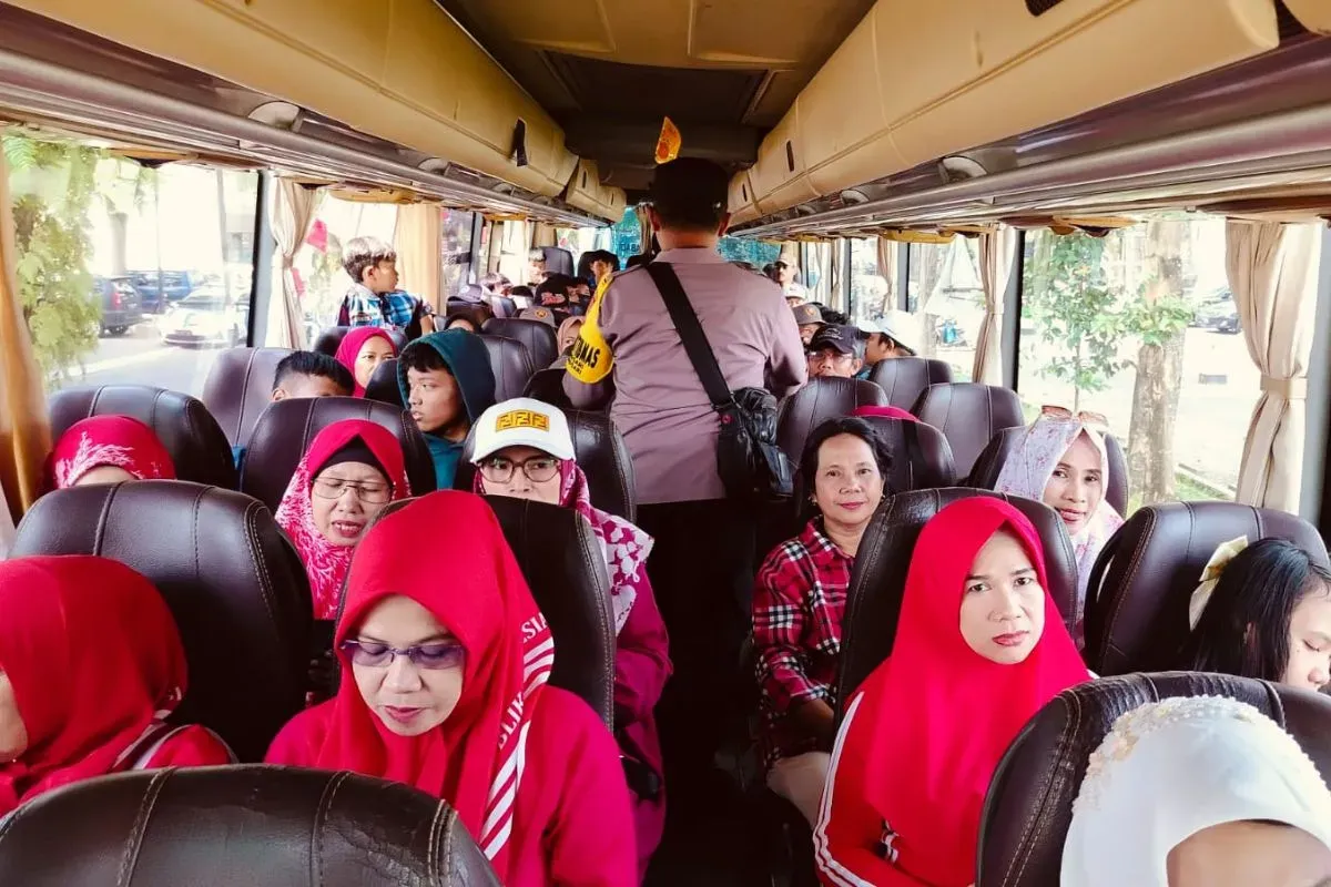 Warga Kota Depok yang diberangkatkan ke Monas, Jakarta Pusat, dalam peringatan HUT ke-80 RI, Minggu, 17 Agustus 2025. (Sumber: Dok. Polsek Bojongsari)