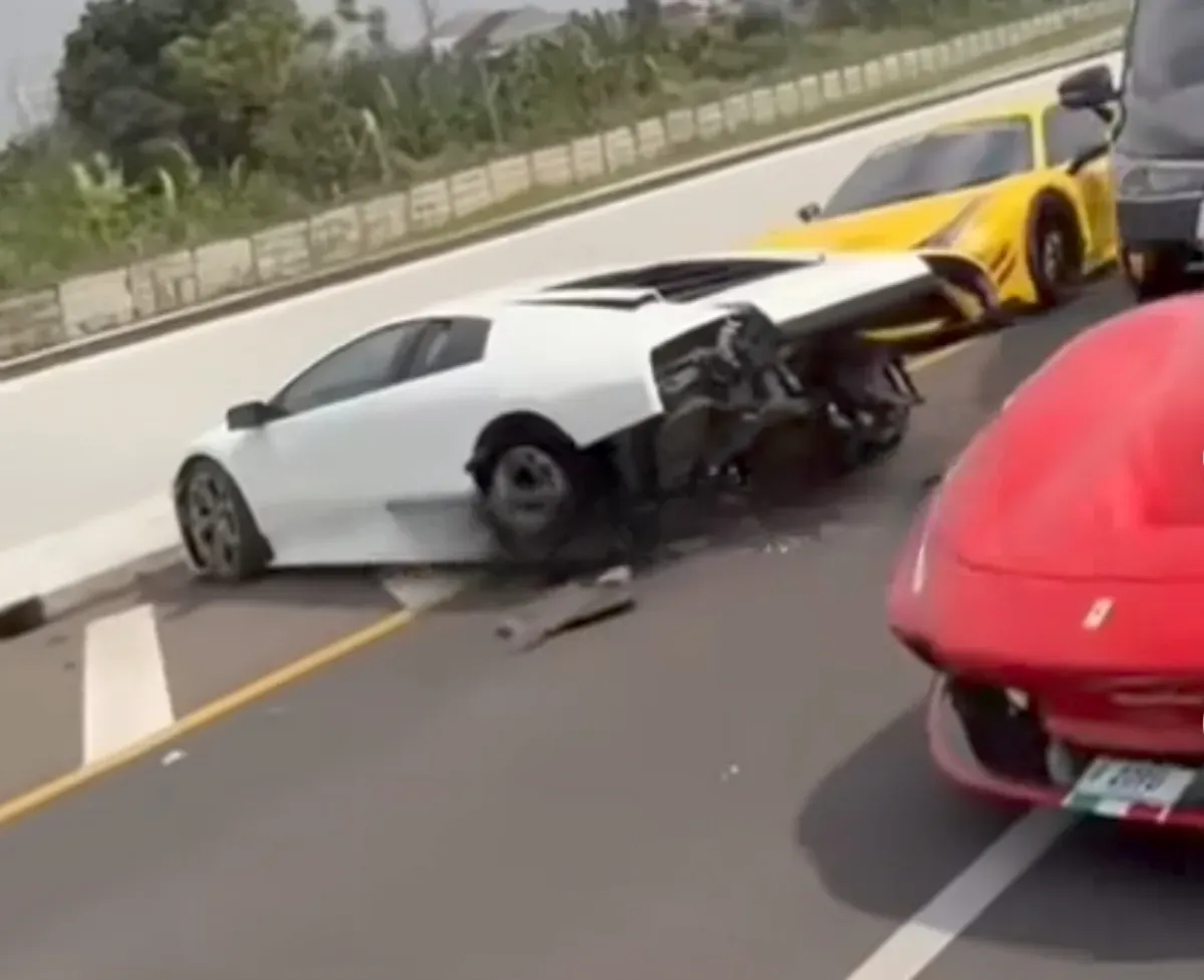 Tangkap layar mobil sport Lamborghini berwarna putih yang mengalami kecelakaan di Tol Kunciran arah Serpong, Tangerang Selatan, pada Minggu, 17 Agustus 2025. (Sumber: Instagram @warungjurnalis)