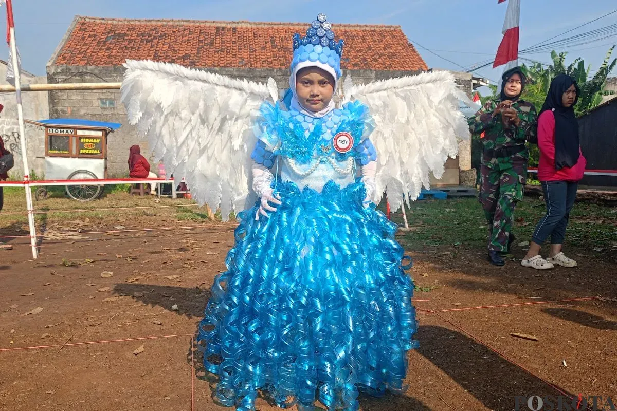 Zakiyya, warga Pondok Rajeg, Cibinong Kabupaten Bogor, mengenakan kostum berbahan plastik dalam perayaan HUT ke-80 RI, Minggu, 17 Agustus 2025. (Sumber: Poskota/Giffar Rivana)