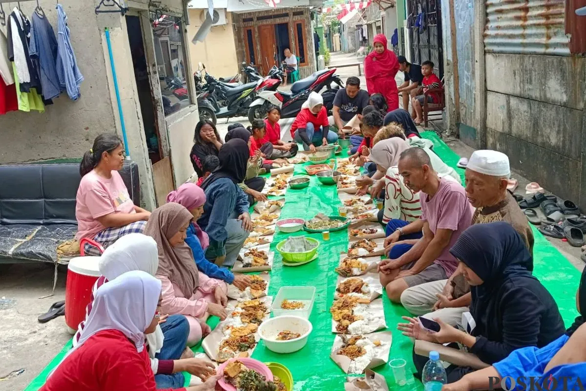 Kegiatan makan bersama warga RT 01 RW 07 Kelurahan Duri Kepa, Kebon Jeruk, Jakarta Barat, dalam peringatan HUT ke-80 RI, Minggu, 17 Agustus 2025. (Sumber: Poskota/Pandi Ramedhan)