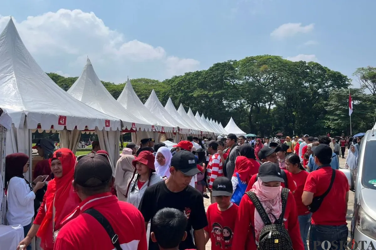 Situasi antren makanan gratis di lapangan sisi Selatan Monas, Jakarta Pusat, Minggu, 17 Agustus 2025. (Sumber: Poskota/Muhammad Tegar Jihad)
