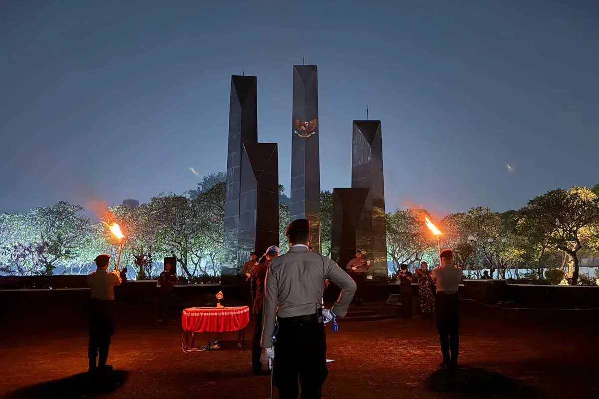 Suasana khidmat apel kehormatan di Taman Makam Pahlawan Bulak Kapal, Kota Bekasi, Minggu 17 Agustus 2025, dini hari WIB. (Sumber: Dok. Pemkot Bekasi)