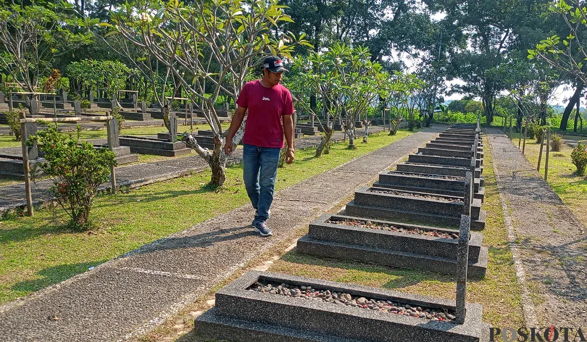 Mustopa seorang penjaga TMP Pondok Rajeg, Cibinong Kabupaten Bogor. (Sumber: POSKOTA | Foto: Giffar Rivana)