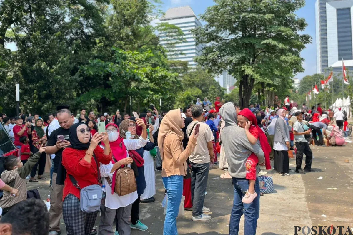 Antusias masyarakat saat melihat pertunjukan pesawat tempur di langit-langit Monas, Jakarta Pusat, Minggu, 17 Agustus 2025. (Sumber: Poskota/Muhammad Tegar Jihad)