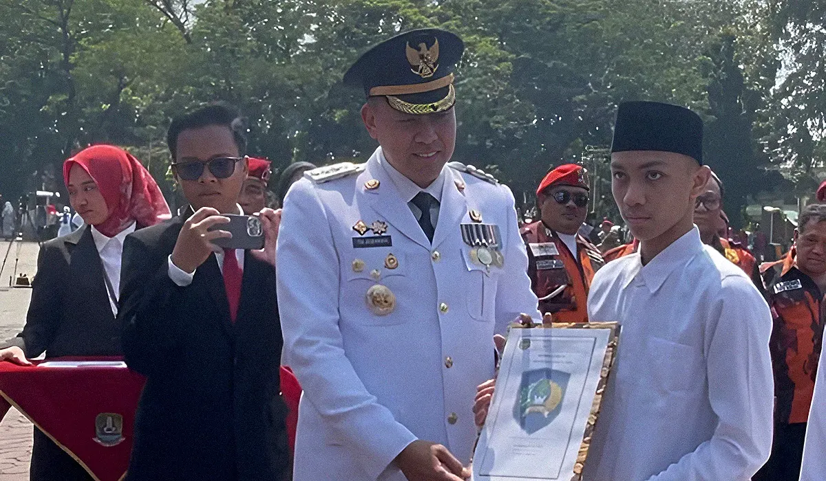 Wali Kota Bekasi, Tri Adhianto, menyerahkan secara simbolis surat keputusan remisi kepada perwakilan narapidana usai Upacara HUT ke-80 RI di Alun-Alun M Hasibuan, Kota Bekasi, Minggu 17 Agustus 2025. (Sumber: Istimewa)