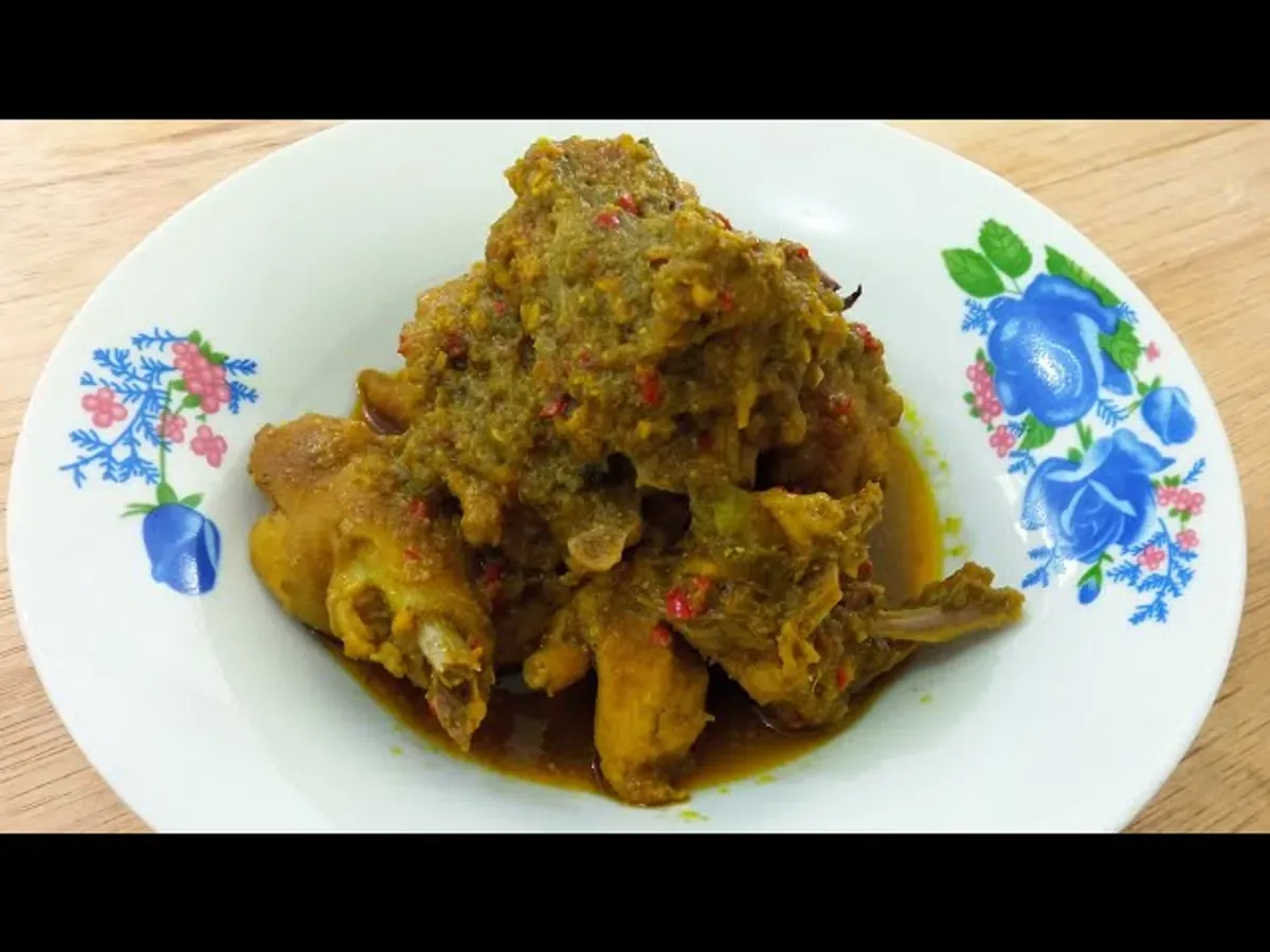 Semangkuk oblok tongki khas Bekasi dengan bumbu cabai kental, siap disantap bersama nasi panas. (Sumber: Youtube/@Mei Tengki)