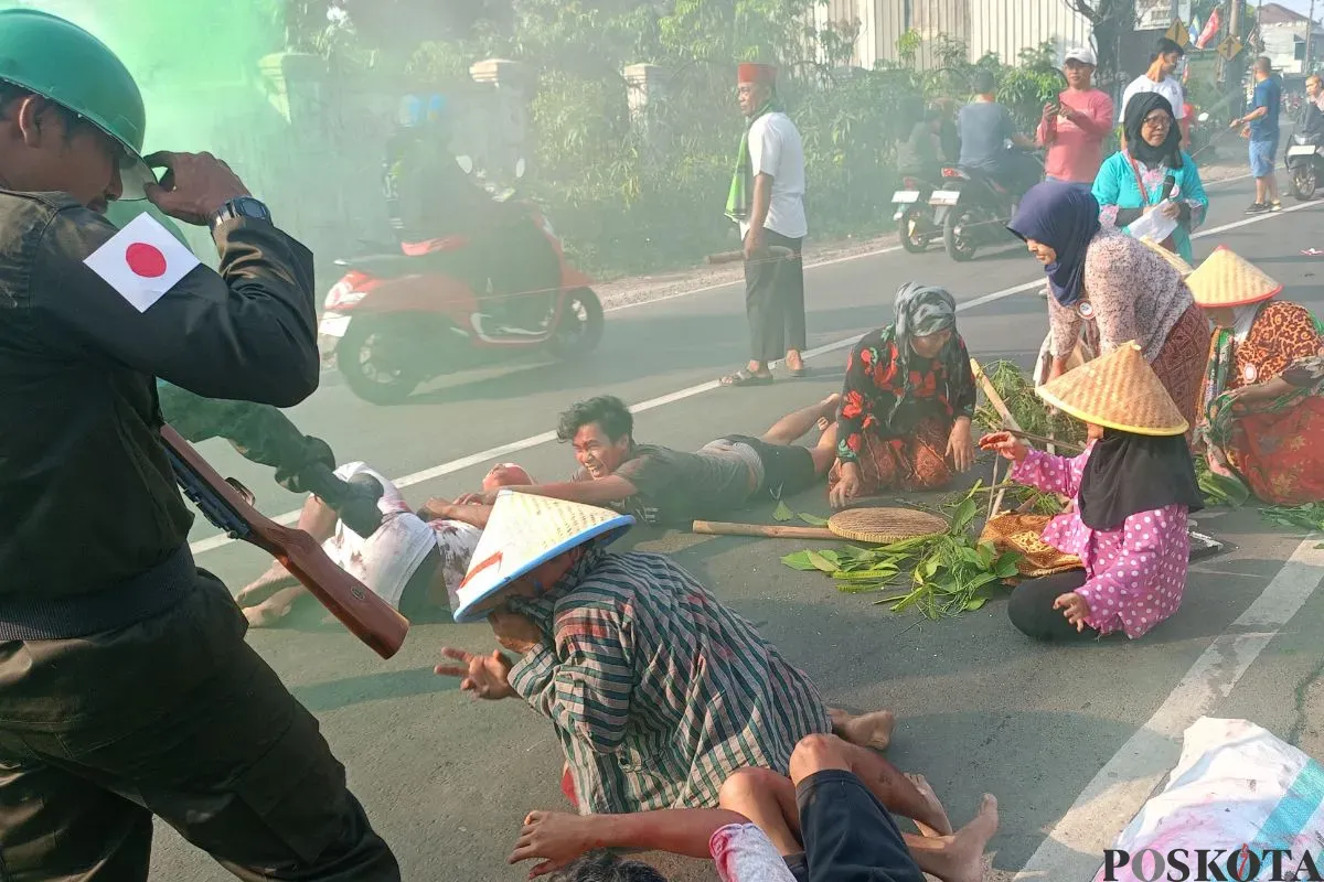 Warga Pondok Rajeg, Cibinong, Kabupaten Bogor menggelar teatrikal perjuangan melawan penjajah untuk kemerdekaan Indonesia, Minggu, 17 Agustus 2025. (Sumber: Poskota/Giffar Rivana)
