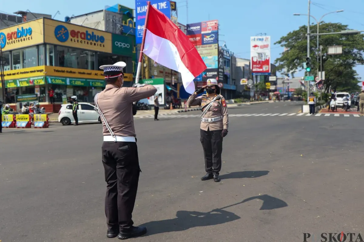 Pembacaan teks proklamasi dalam peringatan HUT ke-80 RI di persimpangan Jalan Margonda, Kelurahan Kemirimuka, Kecamatan Beji, Kota Depok, Minggu, 17 Agustus 2025. (Sumber: Poskota/Angga Pahlevi)