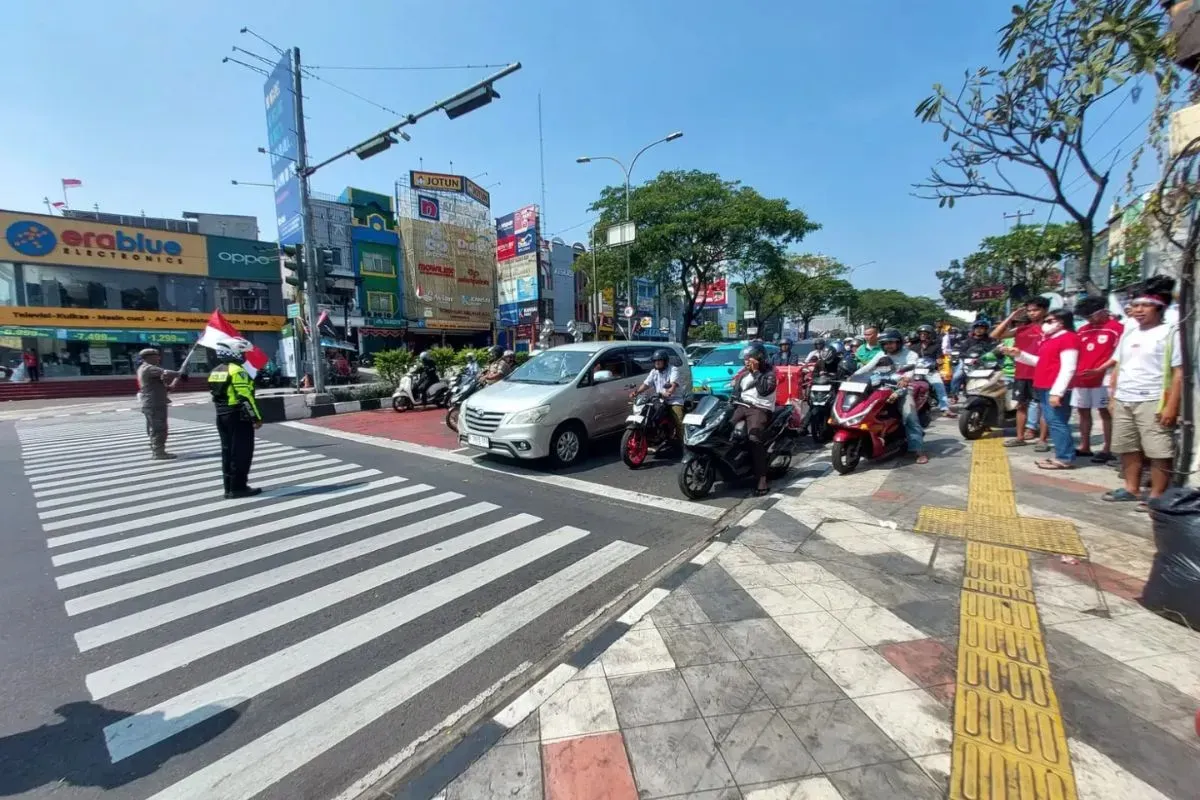 Warga Depok khidmat ikuti detik-detik proklamasi (Sumber: Diskominfo Depok)