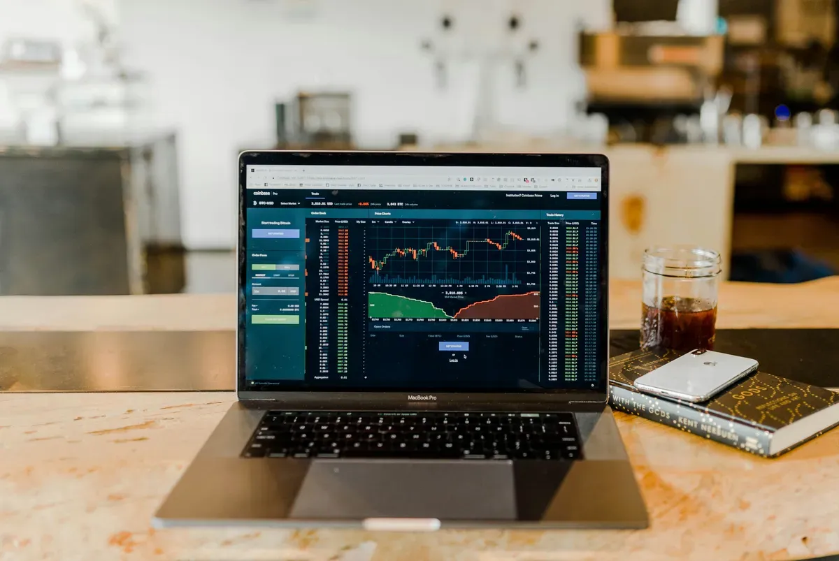 7 Tips Memulai Investasi Saham Bagi Pemula (Sumber: Unsplash/Austin Distel)