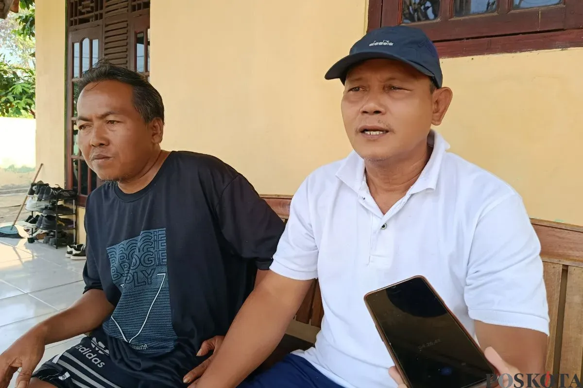 Diman Supratman, 51 tahun, warga Desa Srimukti, Kecamatan Tambun Utara, Kabupaten Bekasi, menyampaikan dugaan penyalahgunaan data fiktif kompensasi penggusuran bangunan liar, Senin, 18 Agustus 2025. (Sumber: Poskota/Nurpini Aulia Rapika)