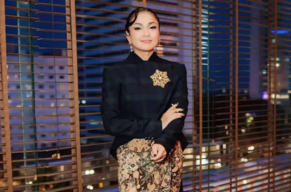 Nirina Zubir tampil elegan dalam balutan busana rancangan Wilsen Willim di gala premiere film Hanya Namamu Dalam Doaku. (Sumber: Instagram/@nirinazubir_)