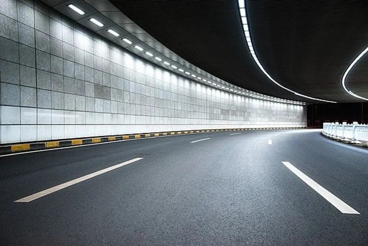 Pembangunan Tol Harbour II di Jakarta Utara diproyeksikan selesai 2026, menjadi akses utama dari Pelabuhan Tanjung Priok menuju Bandara Soekarno–Hatta. (Sumber: Pinterest)