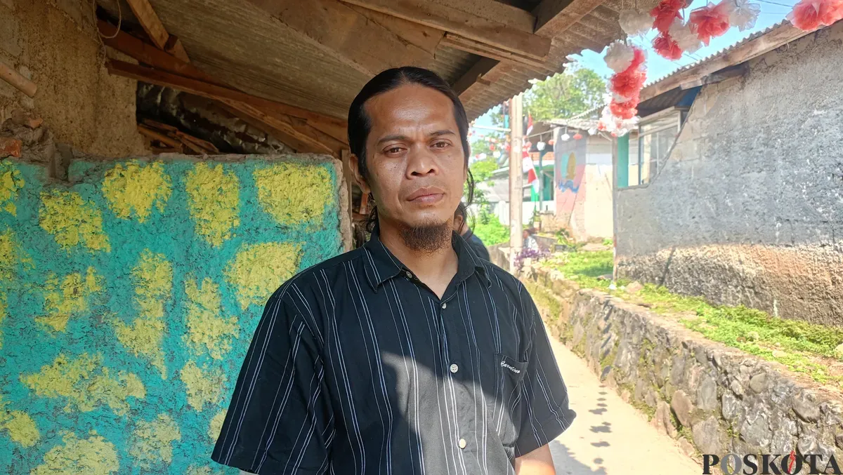 Hendra, Ketua RT 03 RW 07, Kampung Cigeger, Citeureup sudah tak aneh, melihat wilayahnya dihujani debu, walaupun tak separah kejadian pada Minggu, 10 Agustus kemarin. (Sumber: Poskota/Giffar Rivana)
