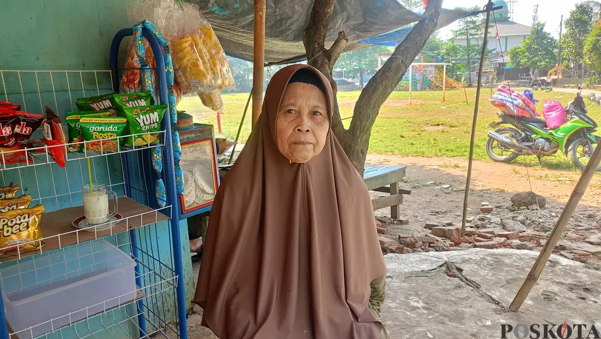 Napsiah, warga Kampung Cigeger, Desa Citeureup, Kecamatan Citeureup, Kabupaten Bogor menceritakan detik-detik hujan debu yang terjadi di wilayah tersebut. (Sumber: Poskota/Giffar Rivana)