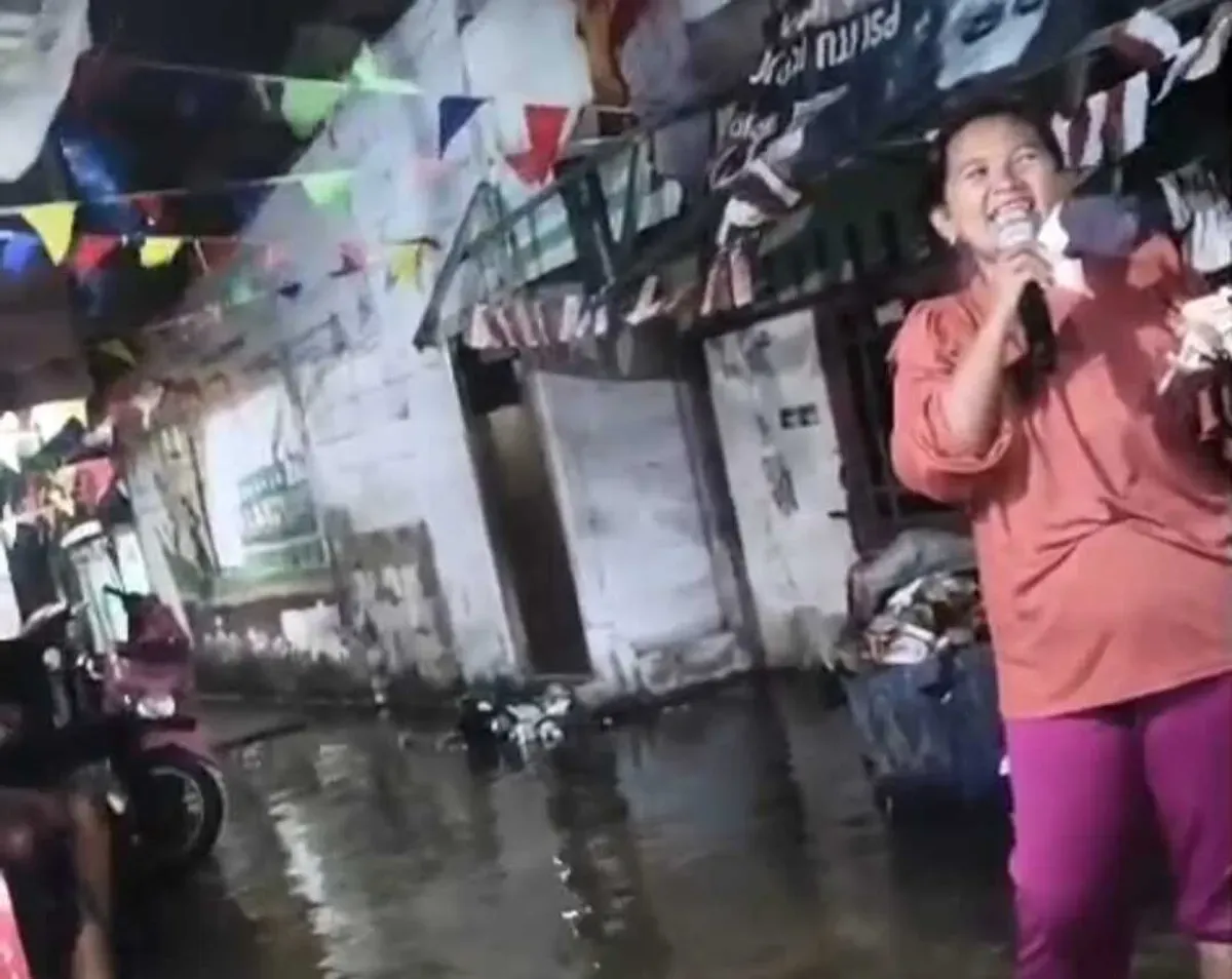 Warga Muara Angke, Penjaringan, Jakarta Utara, tetap melaksanakan lomba ditengah banjir rob yang menerjang pada Minggu, 17 Agustus 2025 malam. (Sumber: Istimewa)