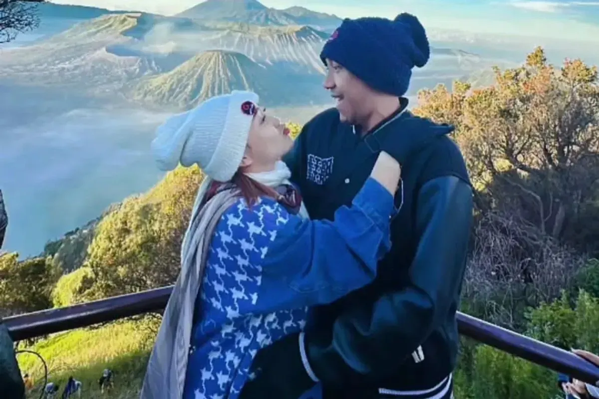 Potret kebersamaan Mpok Alpa dan suaminya, Aji Darmaji. (Sumber: Instagram)