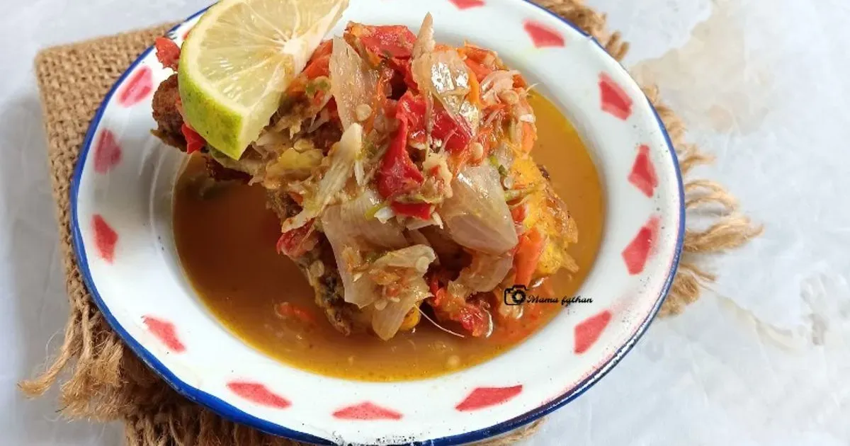 Sepiring ayam pecak khas Betawi (Sumber: Pinterest)