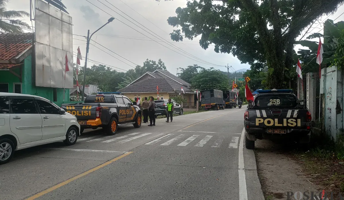 Polisi pada Senin, 18 Agustus 2025, masih berjaga di TKP bentrokan suporter usai pertandingan sepak bola tarkam di Jasinga Kabupaten Bogor. (Sumber: POSKOTA | Foto: Giffar Rivana)