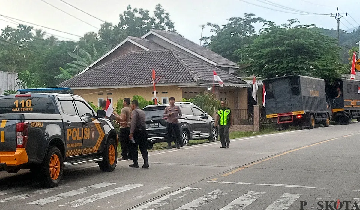 Polisi pada Senin, 18 Agustus 2025, masih berjaga di TKP bentrokan suporter usai pertandingan sepak bola tarkam di Jasinga Kabupaten Bogor. (Sumber: POSKOTA | Foto: Giffar Rivana)