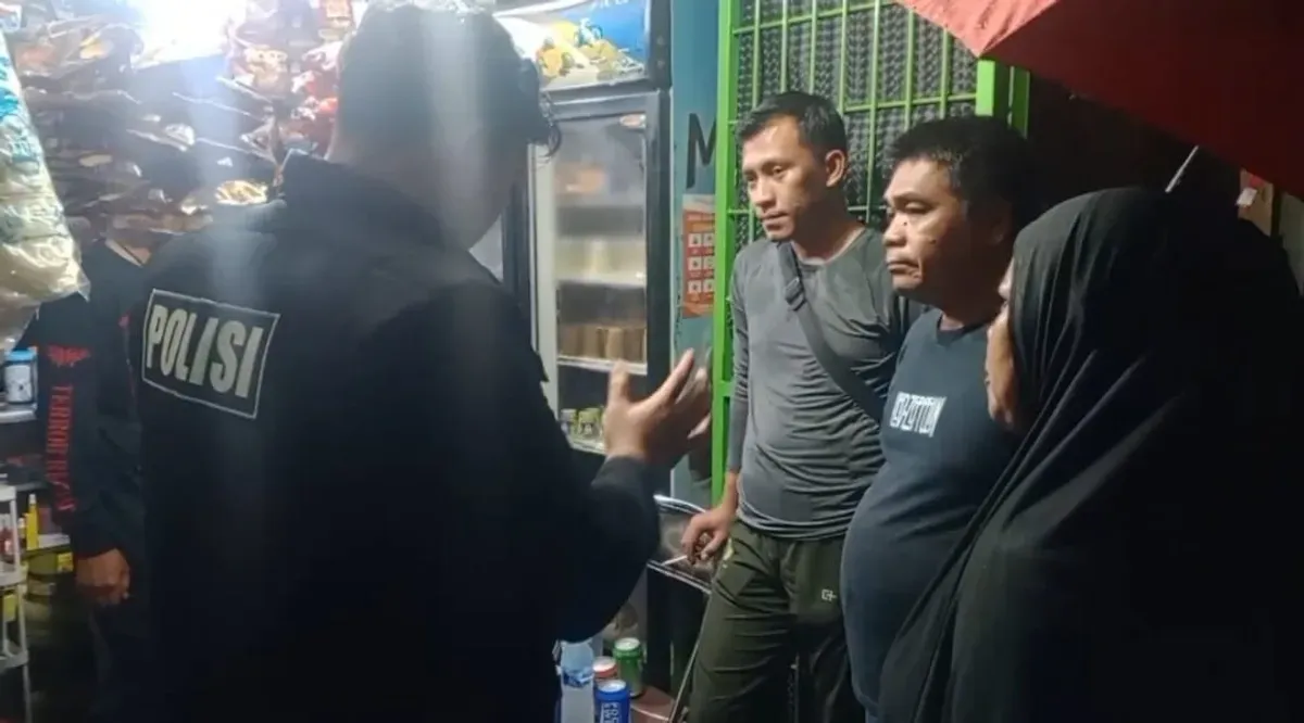 Polisi mengecek TKP pembobolan warung kelontong di kawasan Kebon Jeruk, Jakarta Barat pada Senin, 18 Agustus 2025. (Sumber: Istimewa)