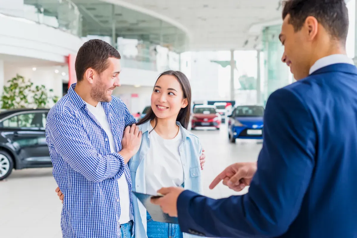 Ilustrasi beli mobil pertama kali mobil bensin atau mobil listrik (Sumber: Freepik)