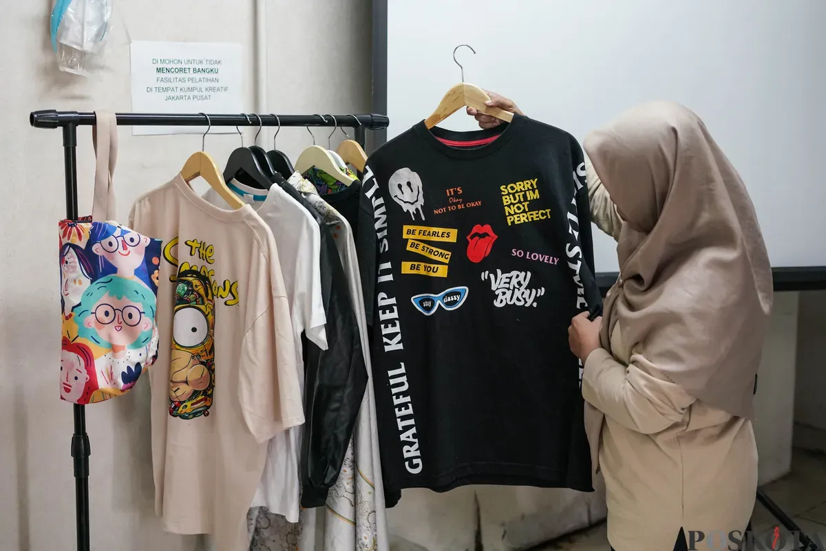 Sejumlah peserta mengikuti pelatihan wirausaha sablon di Tempat Kumpul Kreatif, Johar Baru, Jakarta, Selasa, 19 Agustus 2025. (Sumber: Poskota/Bilal Nugraha Ginanjar)