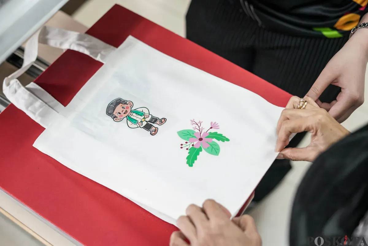 Sejumlah peserta mengikuti pelatihan wirausaha sablon di Tempat Kumpul Kreatif, Johar Baru, Jakarta, Selasa, 19 Agustus 2025. (Sumber: Poskota/Bilal Nugraha Ginanjar)
