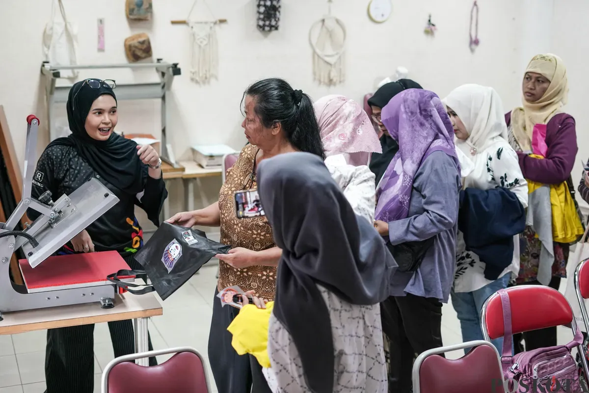 Sejumlah peserta mengikuti pelatihan wirausaha sablon di Tempat Kumpul Kreatif, Johar Baru, Jakarta, Selasa, 19 Agustus 2025. (Sumber: Poskota/Bilal Nugraha Ginanjar)
