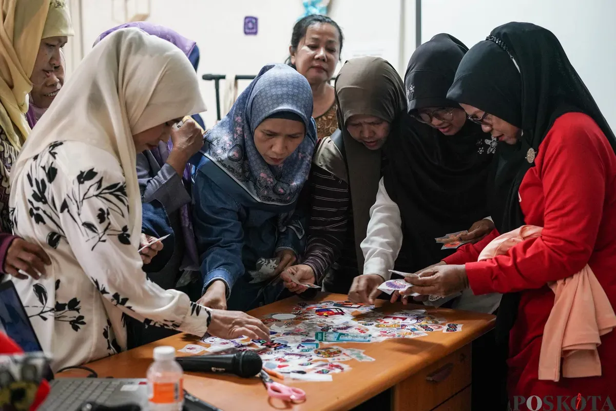 Sejumlah peserta mengikuti pelatihan wirausaha sablon di Tempat Kumpul Kreatif, Johar Baru, Jakarta, Selasa, 19 Agustus 2025. (Sumber: Poskota/Bilal Nugraha Ginanjar)