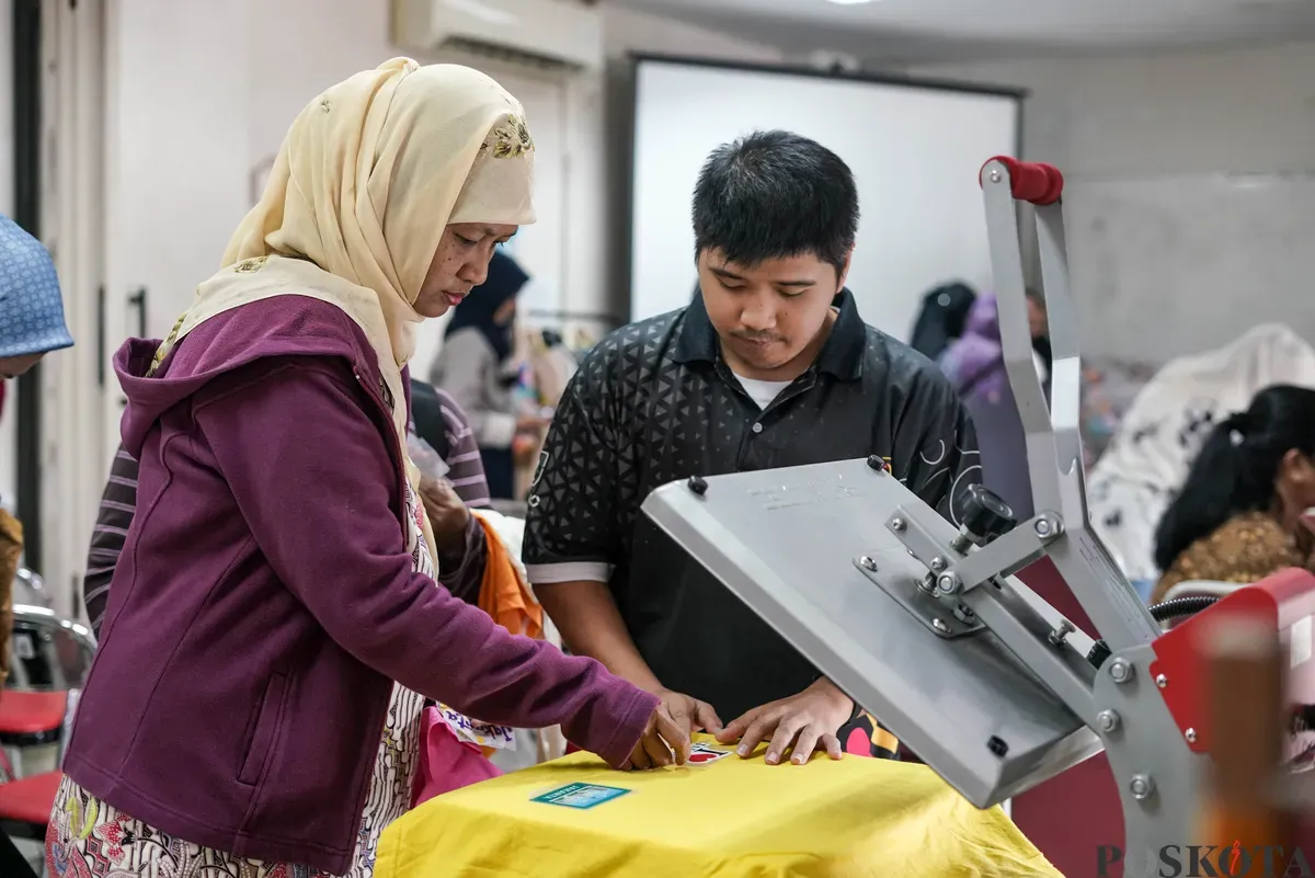 Sejumlah peserta mengikuti pelatihan wirausaha sablon di Tempat Kumpul Kreatif, Johar Baru, Jakarta, Selasa, 19 Agustus 2025. (Sumber: Poskota/Bilal Nugraha Ginanjar)