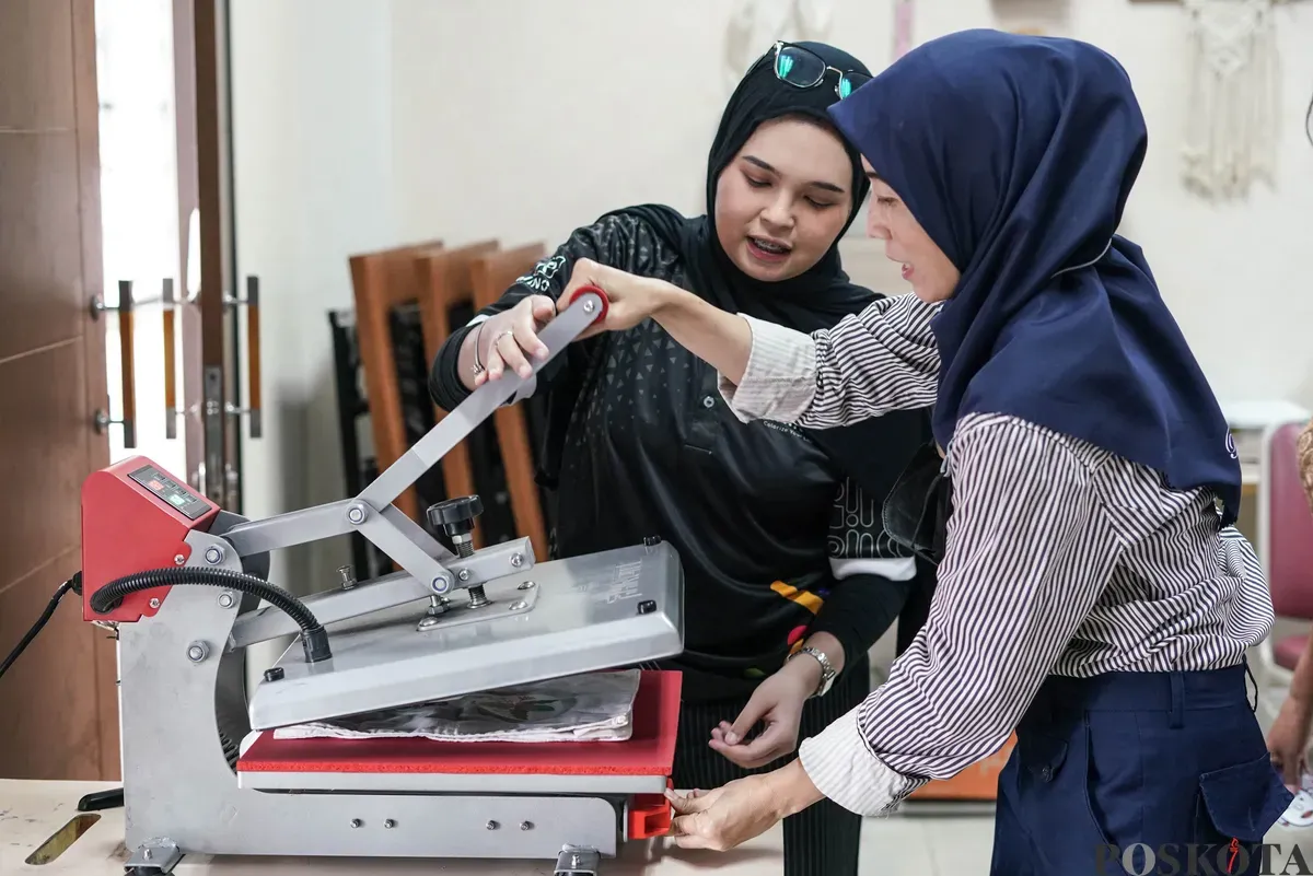 Sejumlah peserta mengikuti pelatihan wirausaha sablon di Tempat Kumpul Kreatif, Johar Baru, Jakarta, Selasa, 19 Agustus 2025. (Sumber: Poskota/Bilal Nugraha Ginanjar)