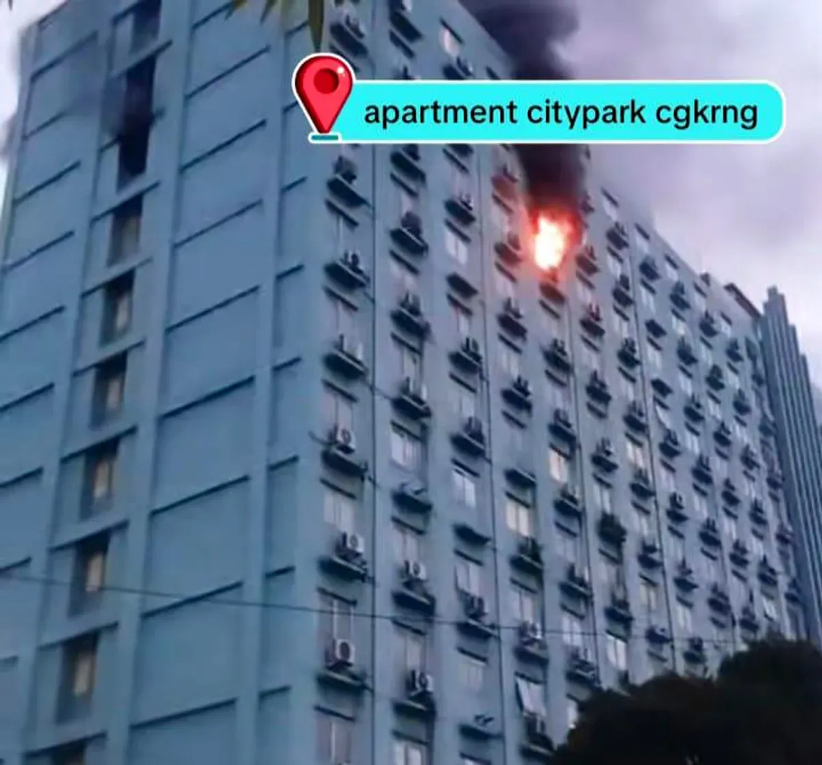 Apartemen City Park, Cengkareng, Jakarta Barat, terbakar pada Selasa, 19 Agustus 2025. (Sumber: Dok Warga)