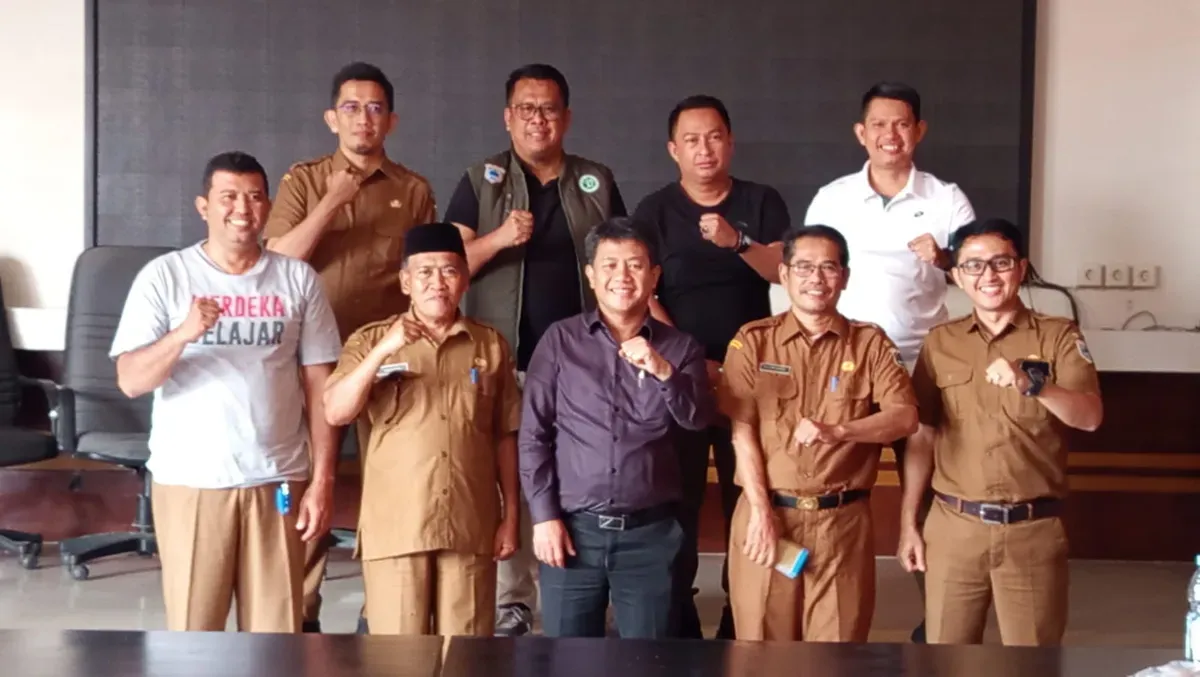 Anggota DPR RI dari Fraksi PDIP, Bonnie Triyana (tengah dari depan), saat melakukan kunjungan kerja ke Disdikpora Pandeglang. (Sumber: Dok Disdikpora Pandeglang)
