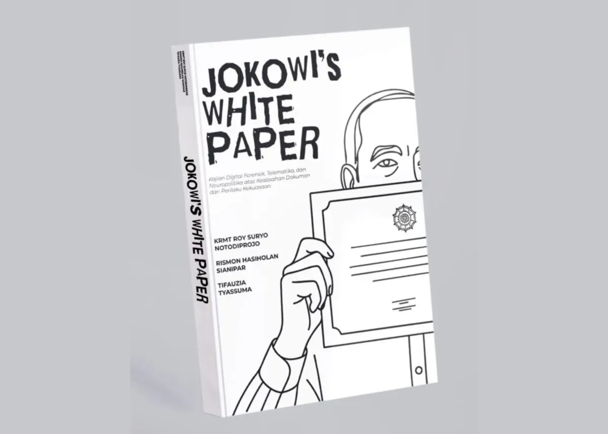 Mantan Menteri Pemuda dan Olahraga, Roy Suryo, bersama Rismon Sianipar dan Tiffauzia Tiyassuma menerbitkan buku terbaru berjudul Jokowi’s White Paper. (Sumber: X/@DokterTifa)
