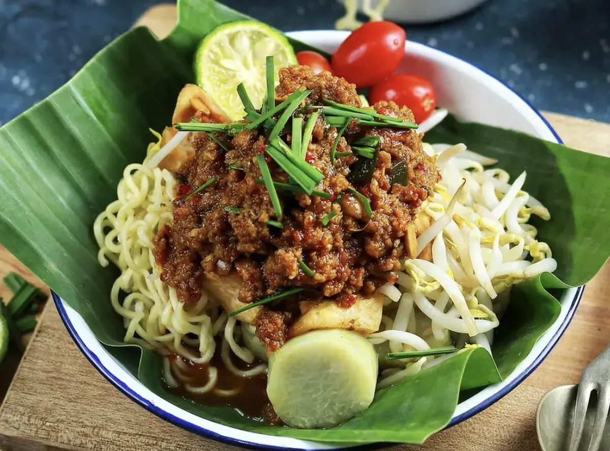 Kuah oncom dan saus tauco menjadi ciri khas cita rasa Tauge Goreng yang unik. (Sumber: Dok/Wilkipedia)