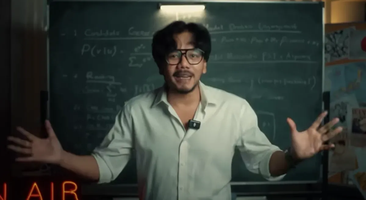 Ferry Irwandi, Founder Malaka Project, saat menjelaskan Friction Shifting Theory dalam sebuah diskusi publik. (Sumber: Youtube/@FerryIrwandi)