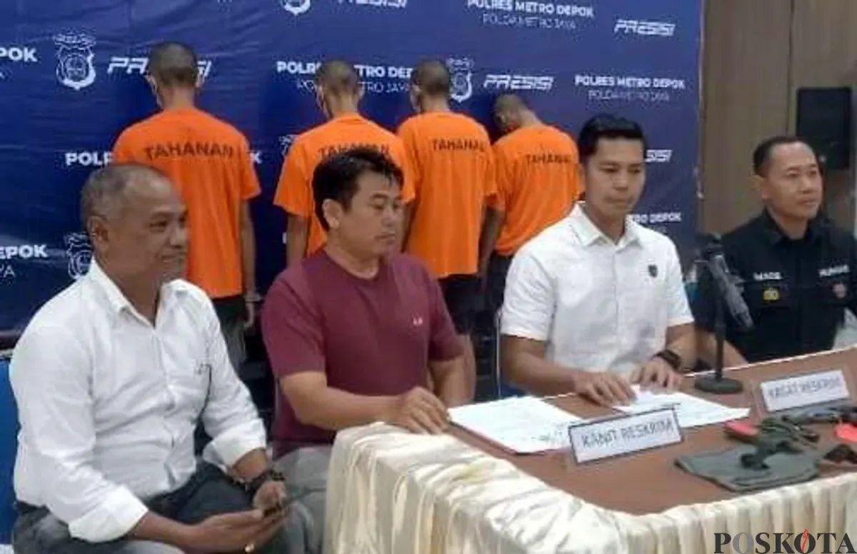 Jajaran Polres Metro Depok saat menggelar ekspose perkara kasus curanmor pada Selasa, 19 Agustus 2025. (Sumber: POSKOTA | Foto: Angga Pahlevi)