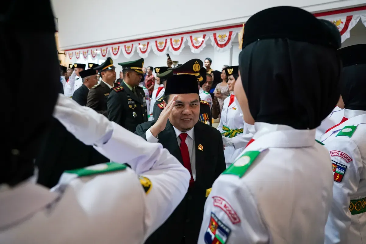 Ketua DPRD Kota Bogor, Adityawarman Adil saat memberikan penghormatan kepada paskibra yang bertugas di Lapangan Sempur, Minggu, 17 Agustus 2025. (Sumber: Dok. DPRD Kota Bogor)