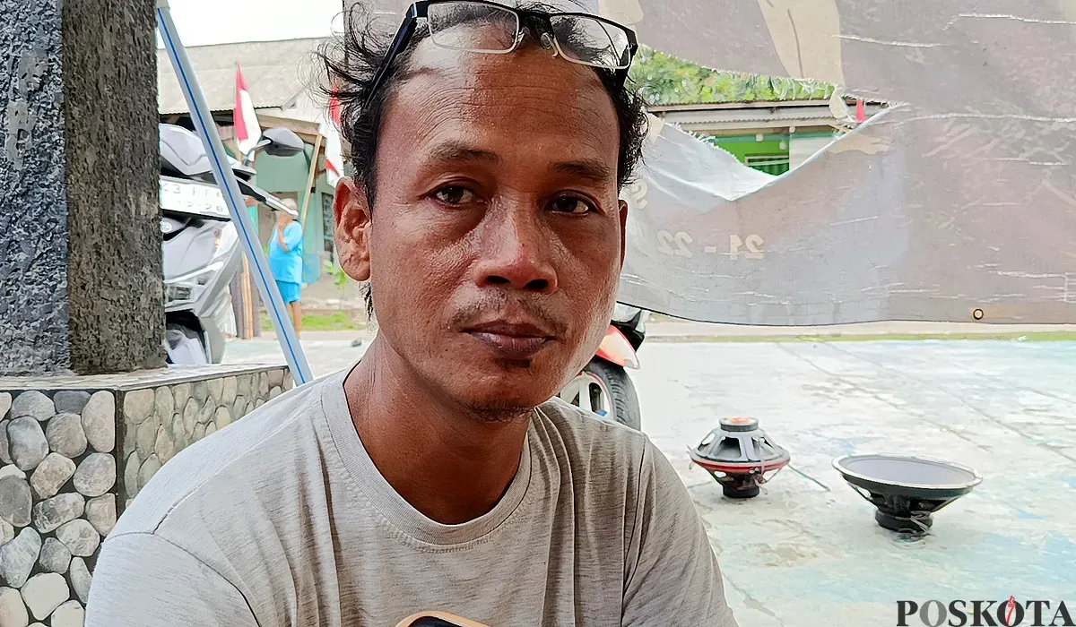 Endang Supriatna, 36 tahun, warga Desa Pasirtanjung, Kecamatan Cikarang Pusat, mengaku resah dan takut atas teror ketuk pintu. (Sumber: POSKOTA | Foto: Nurpini Aulia Rapika)