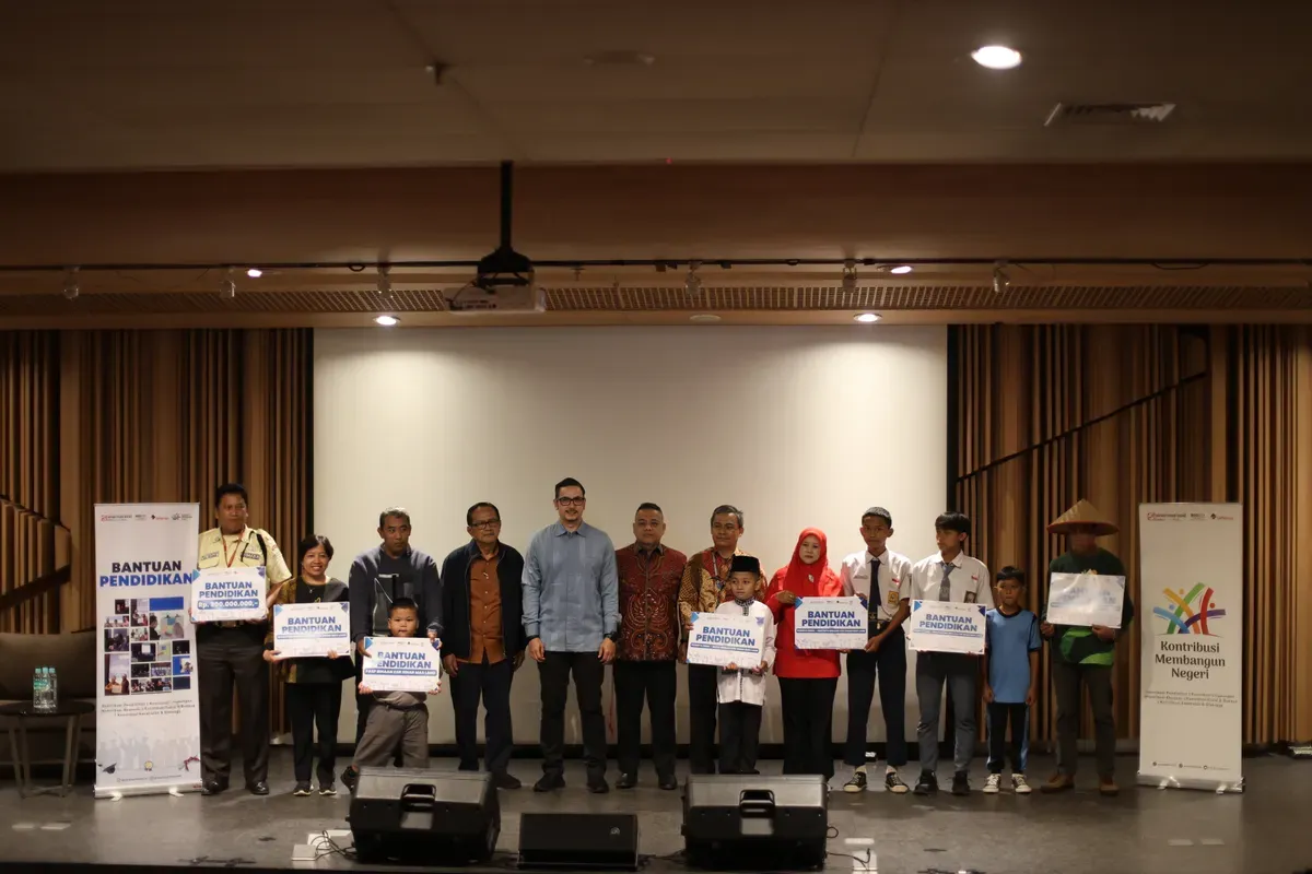 Direksi Sinar Mas Land bersama penerima Program Bantuan Pendidikan 2025 di Auditorium Green Office Park (GOP) 9, BSD City. Jumlah bantuan pendidikan senilai Rp300 juta untuk 306 orang penerima manfaat. (Sumber: Dok. Sinar Mas Land)