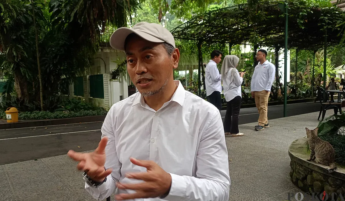 GM Corporate Communication KRB, Zaenal Arifin saat memberikan keterangan kepada awak media terkait dugaan pungli yang menimpa seorang konten kreator. (Sumber: POSKOTA | Foto: Giffar Rivana)