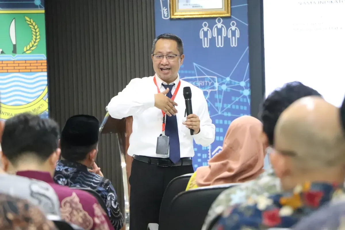 Kepala Diskominfosantik Kabupaten Bekasi, Yan Yan Akhmad Kurnia saat menyosialisasikan Penerapan SPBE kepada seluruh perwakilan perangkat daerah di Gedung Diskominfosantik (Sumber: Dok. Pemkab Bekasi)