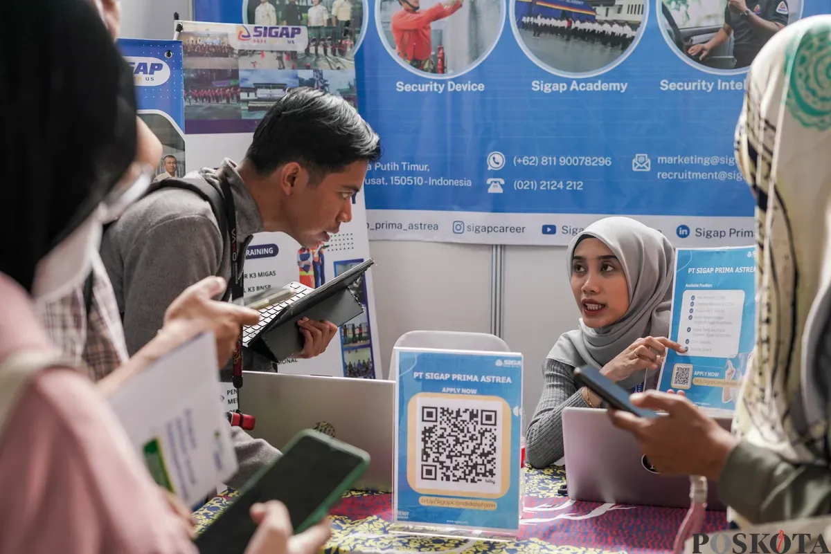 Sejumlah pengunjung mencari informasi lowongan pekerjaan dalam JobFest 2025 di Jakarta International Velodrome, Jakarta, Selasa, 19 Agustus 2025. (Sumber: Poskota/Bilal Nugraha Ginanjar)