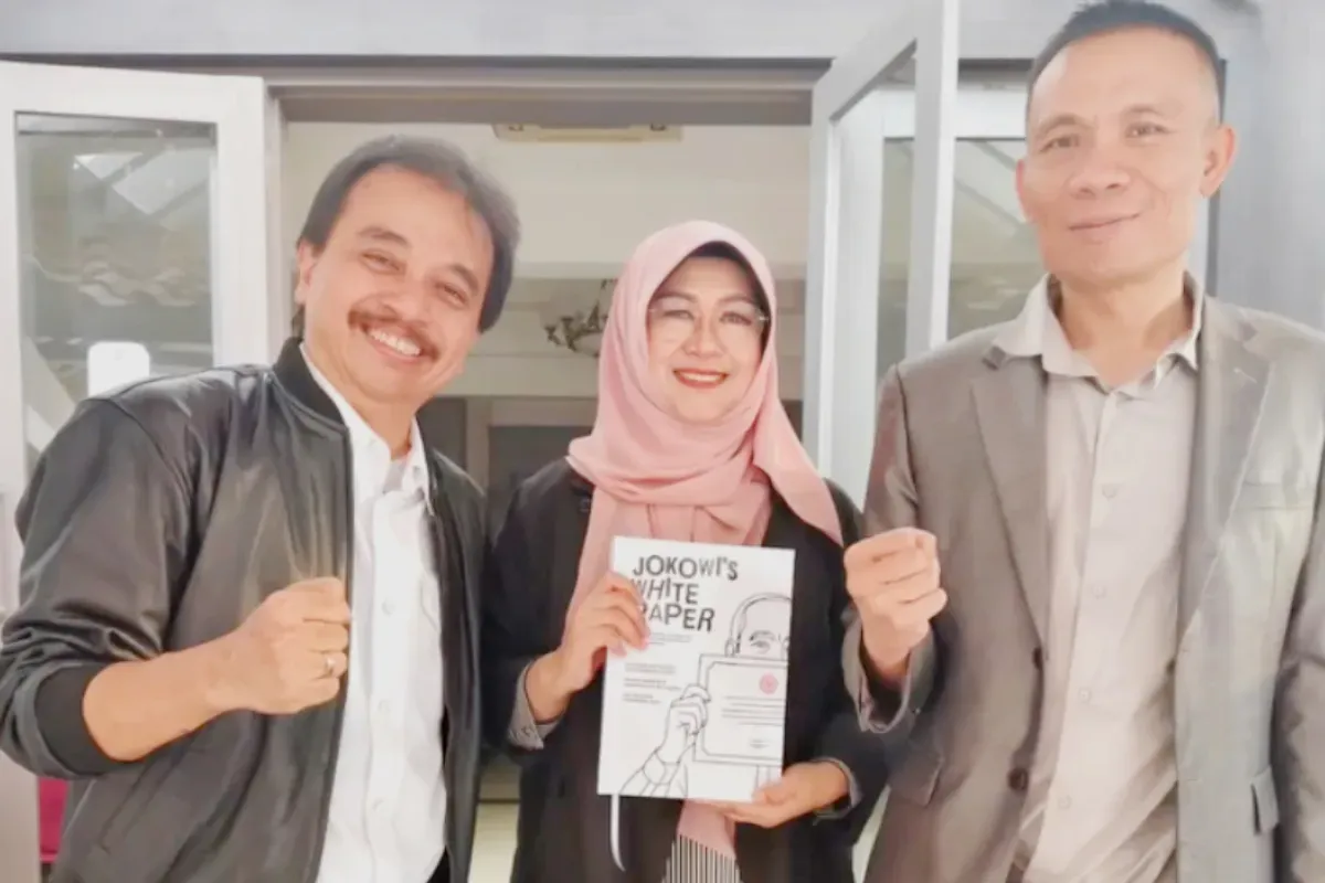 Potret penulis buku Jokowi's White Paper, Roy Suryo (kiri), Dokter Tifa (tengah), Rismon Sianipar (kanan) yang acara peluncurannya dibatalkan UC UGM karena dinilai bernuansa politis. (Sumber: Instagram/@dokter_tifa)