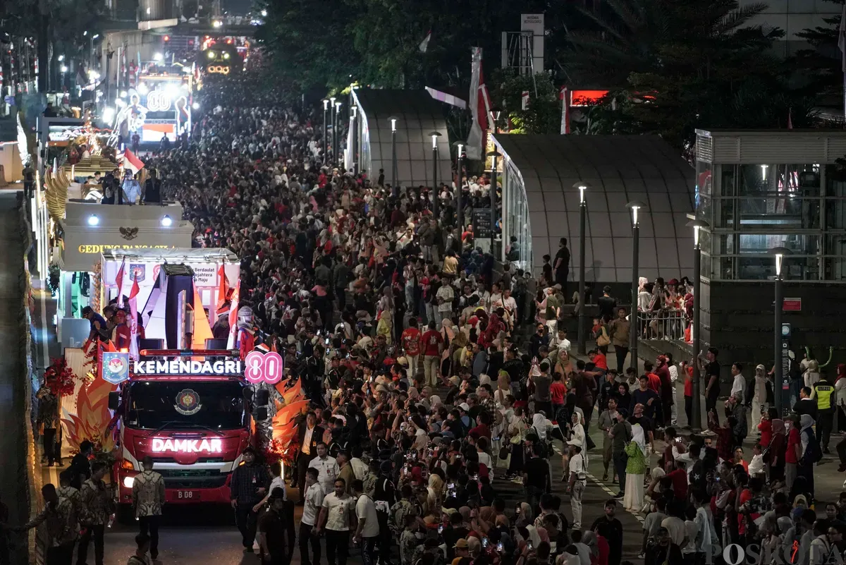Mobil iring-iringan karnaval melintas di sepanjang Jalan MH Thamrin dan Bundaran HI, Jakarta, Minggu, 17 Agustus 2025. (Sumber: Poskota/Bilal Nugraha Ginanjar)