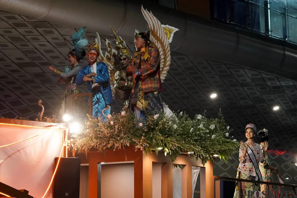 Mobil iring-iringan karnaval melintas di sepanjang Jalan MH Thamrin dan Bundaran HI, Jakarta, Minggu, 17 Agustus 2025. (Sumber: Poskota/Bilal Nugraha Ginanjar)