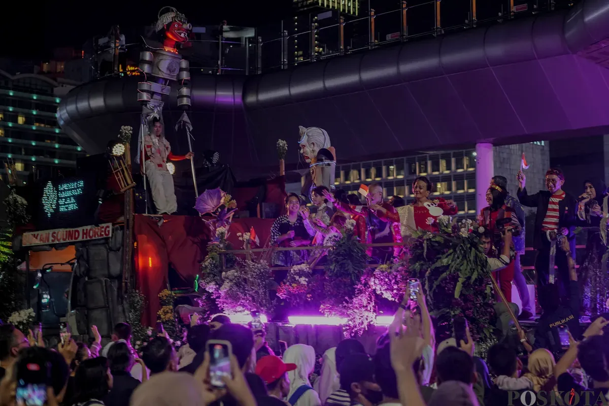 Mobil iring-iringan karnaval melintas di sepanjang Jalan MH Thamrin dan Bundaran HI, Jakarta, Minggu, 17 Agustus 2025. (Sumber: Poskota/Bilal Nugraha Ginanjar)