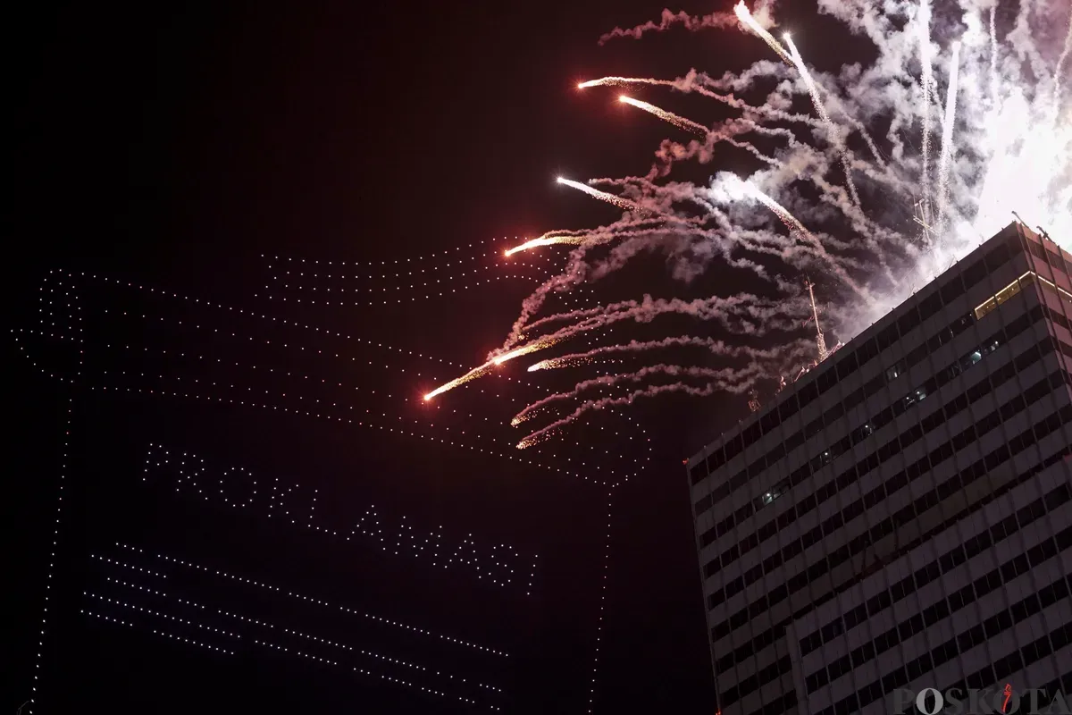 Mobil iring-iringan karnaval melintas di sepanjang Jalan MH Thamrin dan Bundaran HI, Jakarta, Minggu, 17 Agustus 2025. (Sumber: Poskota/Bilal Nugraha Ginanjar)