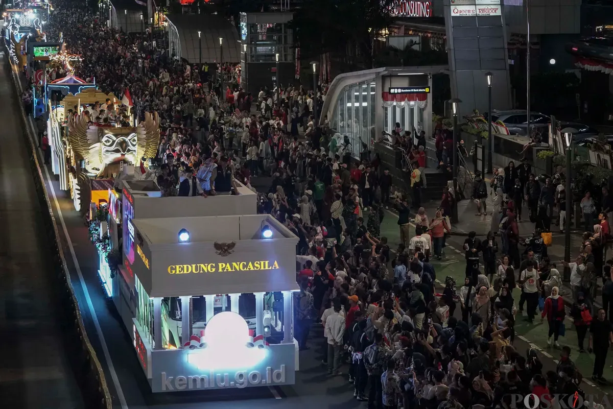 Mobil iring-iringan karnaval melintas di sepanjang Jalan MH Thamrin dan Bundaran HI, Jakarta, Minggu, 17 Agustus 2025. (Sumber: Poskota/Bilal Nugraha Ginanjar)